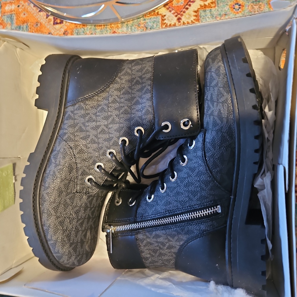 🔥Michael Kors Women's Alastair Bootie 🥾 Size 6.5 Black Monogram  💯